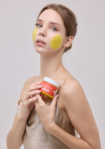 A model holding a Veliena jar of brightening cleansing pads